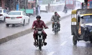 کراچی کے مختلف علاقوں میں بارش، موسم خوشگوار