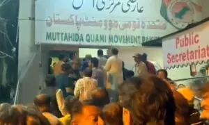 ایم کیو ایم مرکز بہادر آباد میں دو گروپ لڑ پڑے، ہوائی فائرنگ سے 3 افراد زخمی ایم کیو ایم مرکز بہادر آباد میں دو گروپ لڑ پڑے، ہوائی فائرنگ سے 3 افراد زخمی