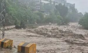 ملک بھر میں مون سون بارشوں سے نشیبی علاقے زیر آب، 3 طالبات برساتی نالے میں بہہ گئیں