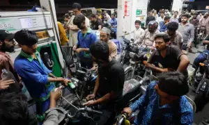 حکومت نے پیٹرولیم مصنوعات کی قیمتوں میں بڑی کمی کردی