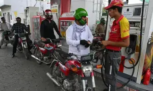 پیٹرولیم مصنوعات مزید سستی، حکومت نے نئی قیمتوں کا اعلان کردیا