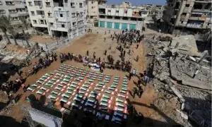 غزہ میں پورے قبیلے کا اجتماعي جنازہ، ملبے سے ملنے والی 112 لاشیں ایک ساتھ سپرُدِ خاک