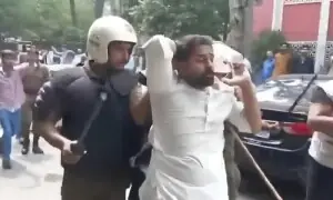 لاہور: ایوانِ عدل کے باہر احتجاج کے دوران پولیس کا آج نیوز کے رپورٹر پر بدترین تشدد لاہور: ایوانِ عدل کے باہر احتجاج کے دوران پولیس کا آج نیوز کے رپورٹر پر بدترین تشدد