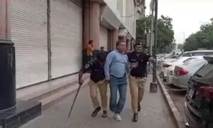 کراچی میں پی ٹی آئی کا احتجاج، مظاہرین اور پولیس میں جھڑپیں، متعدد کارکنان گرفتار کراچی میں پی ٹی آئی کا احتجاج، مظاہرین اور پولیس میں جھڑپیں، متعدد کارکنان گرفتار