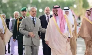خطے میں امن کی کوششیں؛ وزیراعظم شہباز شریف وفد کے ہمراہ سعودی عرب پہنچ گئے
