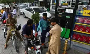 پیٹرول اور ڈیزل سستا، حکومت نے نئی قیمتوں کا اعلان کردیا پیٹرول اور ڈیزل سستا، حکومت نے نئی قیمتوں کا اعلان کردیا