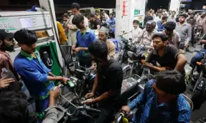 حکومت نے پیٹرول اور ڈیزل کی قیمتیں مزید کم کردیں