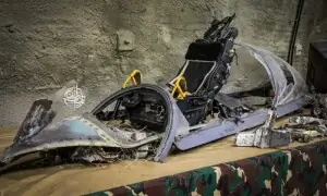 ایران نے جنگ میں تباہ ہونے والے مبینہ امریکی لڑاکا طیارے نمائش کے لیے پیش کردیے