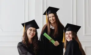 برطانیہ کی ’بے کار‘ ڈگریاں: بے روزگاری میں سب سے آگے کون سے شعبے ہیں؟ برطانیہ کی ’بے کار‘ ڈگریاں: بے روزگاری میں سب سے آگے کون سے شعبے ہیں؟