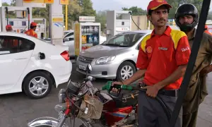 حکومت کا پیٹرولیم مصنوعات کی قیمتیں برقرار رکھنے کا فیصلہ حکومت کا پیٹرولیم مصنوعات کی قیمتیں برقرار رکھنے کا فیصلہ