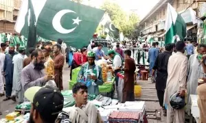 ملک بھر میں یومِ آزادی کی تیاریاں عروج پر، ہر طرف سبز ہلالی پرچموں کی بہار ملک بھر میں یومِ آزادی کی تیاریاں عروج پر، ہر طرف سبز ہلالی پرچموں کی بہار