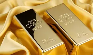 Gold prices drop in global and local markets