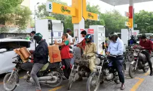 حکومت نے ایک بار پھر پیٹرولیم مصنوعات کی قیمتیں بڑھادیں حکومت نے ایک بار پھر پیٹرولیم مصنوعات کی قیمتیں بڑھادیں