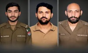 لاہور: شہید پولیس اہلکاروں کی نماز جنازہ ادا، دہشت گرد باپ بیٹا مبینہ مقابلے میں ہلاک