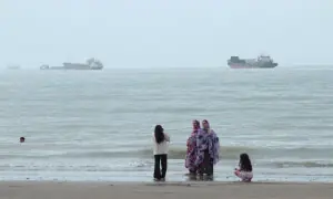 Hormuz traffic near standstill as US vows blockade