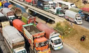 مذاکرات کامیاب: گڈز ٹرانسپورٹرز نے ملک گیر ہڑتال 40 روز کے لیے مؤخر کردی