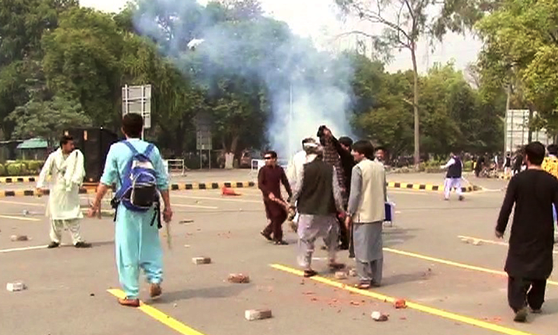 Student groups clash at Punjab University | Aaj News
