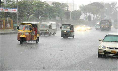 پشاور شہر اور مضافاتی علاقوں میں بارش سے موسم سرد