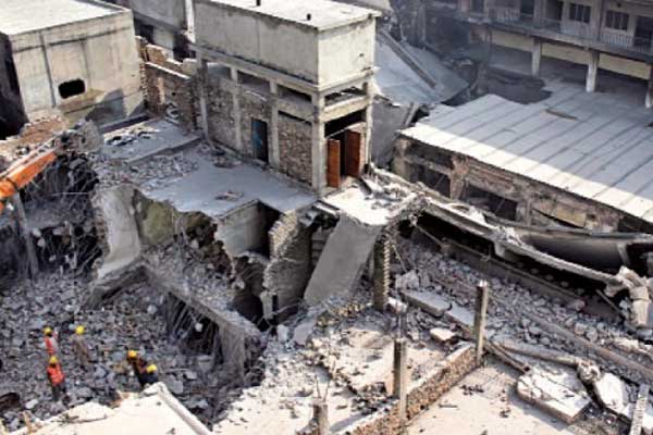 زیر تعمیر مدرسے کی چھت گر گئی