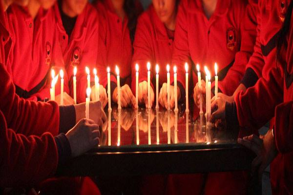 سانحہ آرمی پبلک اسکول ، خواتین فٹبالرز کا خراج عقیدت