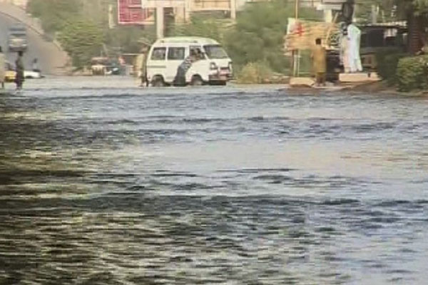 کراچی میں پائپ لائن پھٹنے سے ٹریفک جام