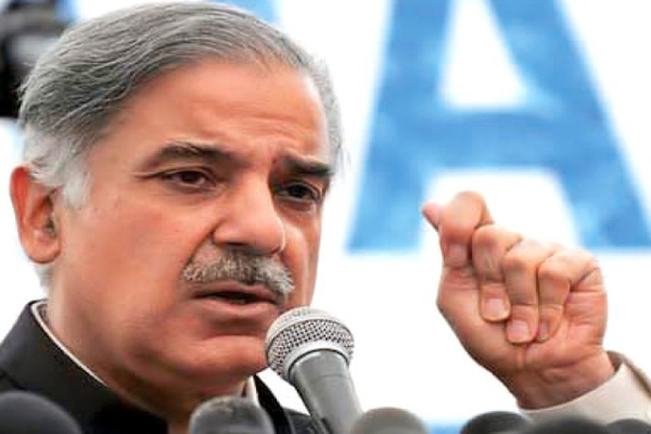 شہباز شریف ہاتھ کٹنے والے نوجوان کے گھر پہنچ گئے