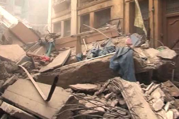 کراچی :گلشن اقبال میں مخدوش عمارت گرانے کا عمل جاری