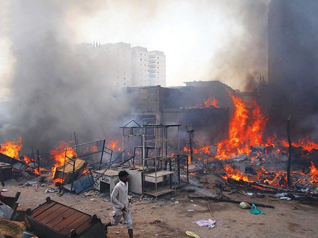 کراچی: لیاقت آباد سپر مارکیٹ میں آتشزدگی