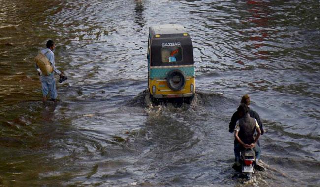 کراچی :یونیورسٹی روڈ پر پھٹی پائپ لائن کی مرمت کا کام مکمل