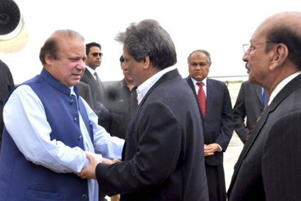وزیراعظم نوازشریف مختصر دورے پرکراچی پہنچ گئے