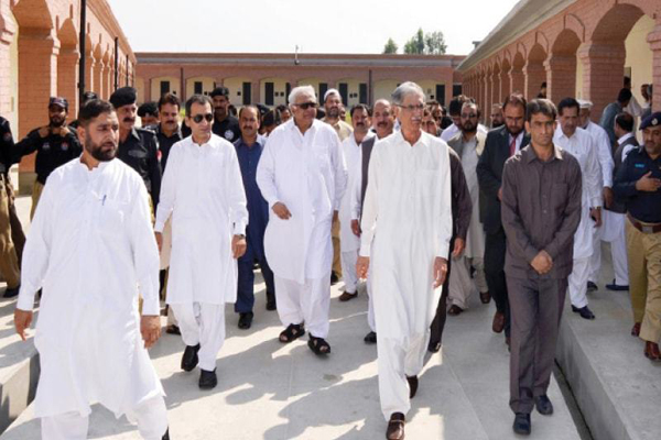 پرویز خٹک کے اسپتال پہنچنے پر دروازے بند کر دئے گئے