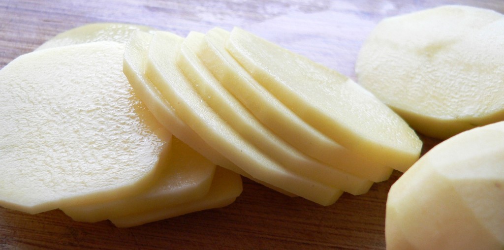 558313-cut-potato-slices-for-chips