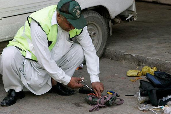پشاور :اسکول تباہ کرنیکی کوشش ناکام ،پانچ بم ناکارہ
