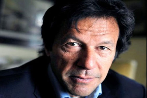 عمران خان کی برین ٹیومر میں مبتلا بچی سے ملاقات