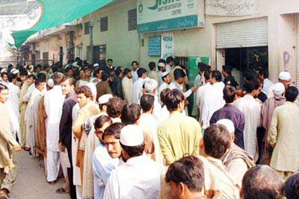 مظفر گڑھ : نادرا آفس میں شناختی کارڈ بنانا درد سر