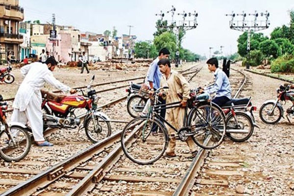 فیصل آباد میں پر خطر ریلوے ٹریک عدم توجہ کا شکار