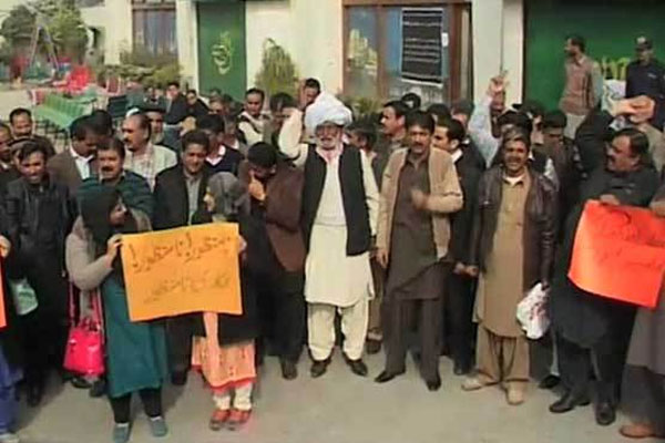 پی آئی اے ملازمین کی جانب سے تیسرے روز بھی دفاتر کی تالہ بندی