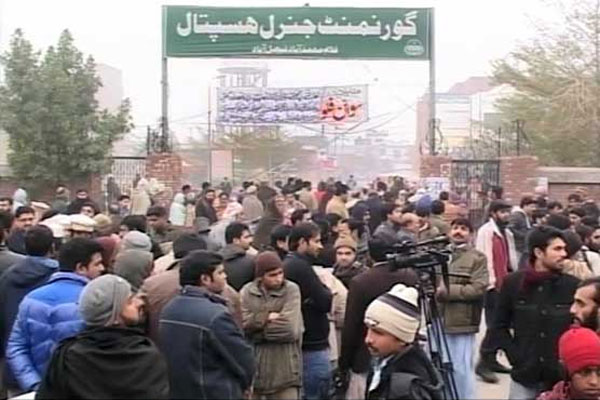کراچی :جناح اسپتال میں ینگ ڈاکٹرز کی ہڑتال جاری