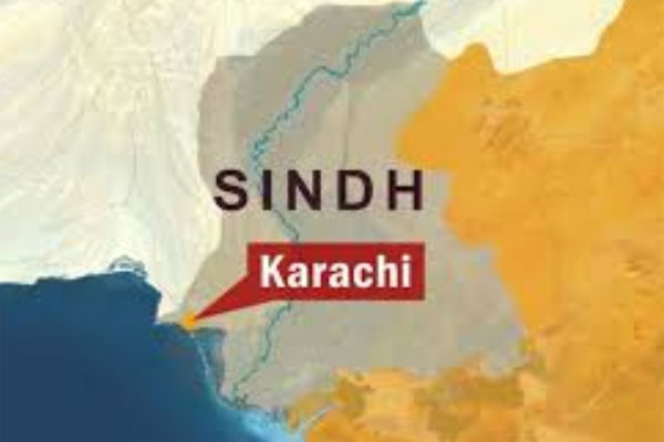کراچی :شہری اور پولیس اہلکاروں میں جھگڑا ،میڈیا کی توجہ مبذول