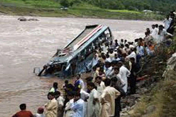 چھانگا مانگاحادثہ، تیز رفتار ویگن نہر میں گرنے سے تیرہ افراد جاں بحق