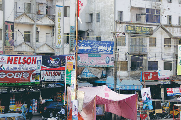 کراچی :مصروف بازار میں لگے ٹھیلے پریشانی کا سبب