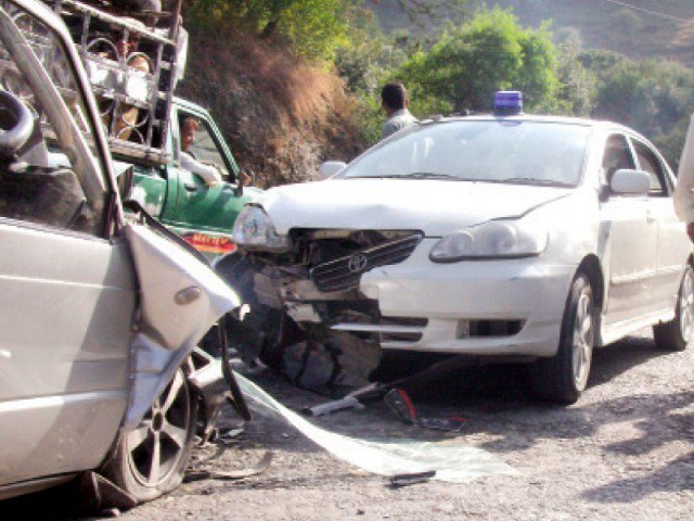 گوجرانوالہ:2 کاروں کی ٹکر، ایک کمسن بچہ جاں بحق