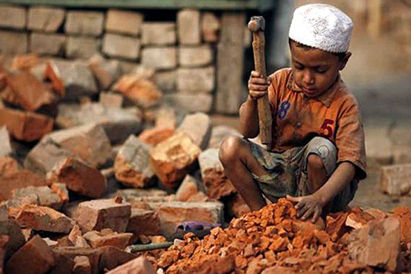 ملک میں پچیس لاکھ سے زائد بچے گھروں کی کفالت پر مجبور