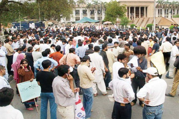 خیبر پختونخوا:لازمی سروس ایکٹ کیخلاف ڈاکٹرز سراپا احتجاج