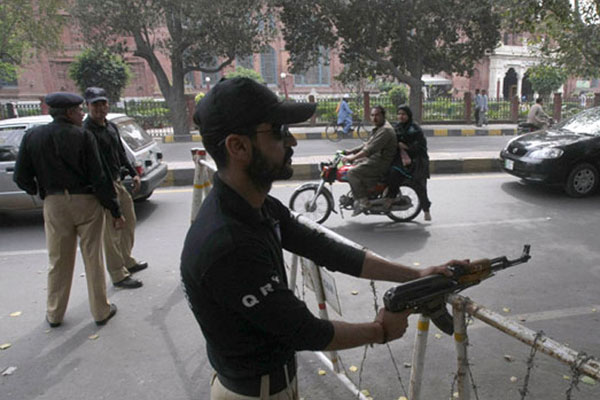 پنجاب:پولیس اہلکاروں کی لائف جیکٹس اور ہیلمٹ کے بغیر ڈیوٹیاں