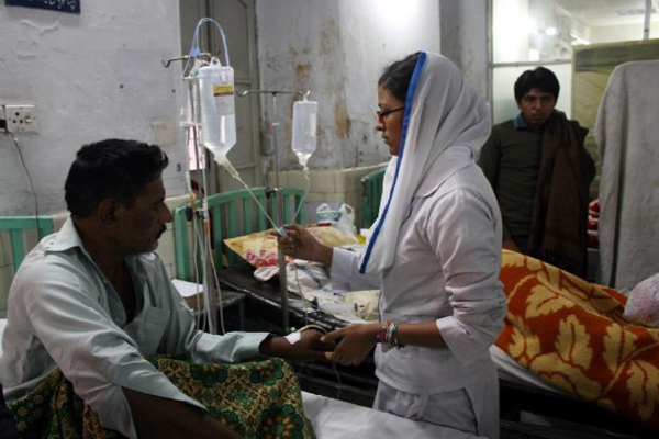 لاہور:مضرصحت کھانا کھانے سے60 افراد کی حالت غیر