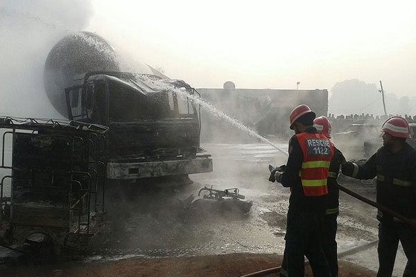 ننکانہ صاحب:ٹینکراورکارمیں تصادم،13افرادجاں بحق