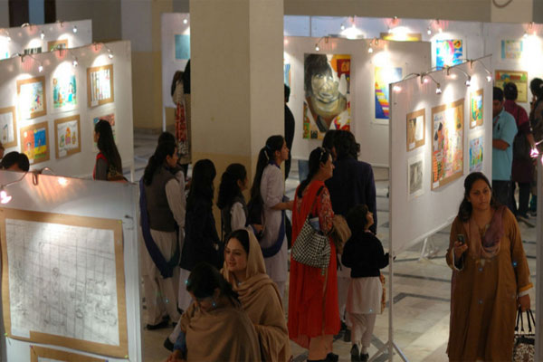 کراچی میں ننھے فنکاروں کے فن پاروں کی نمائش