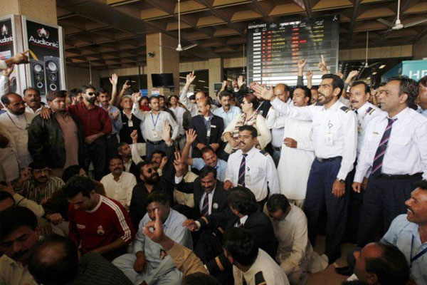 پی آئی اے ہڑتالی ملازمین کیخلاف کارروائی کا فیصلہ