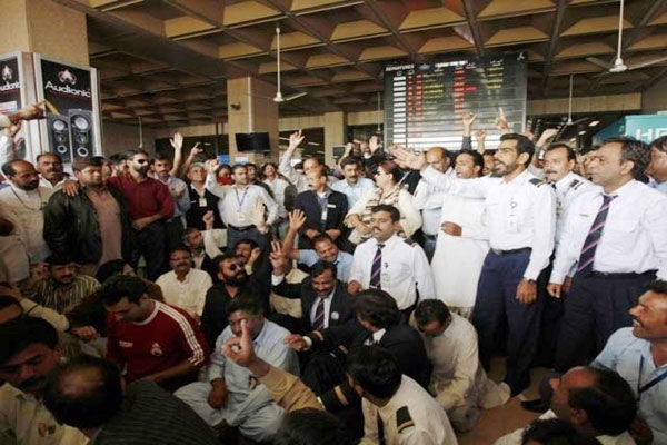 پی آئی اے ملازمین کا ملک گیر احتجاج جاری